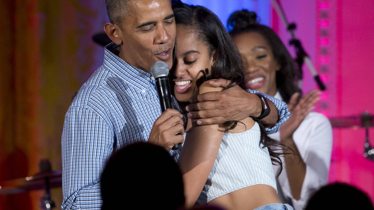Obama canta a su hija en el día de su cumpleaños 
