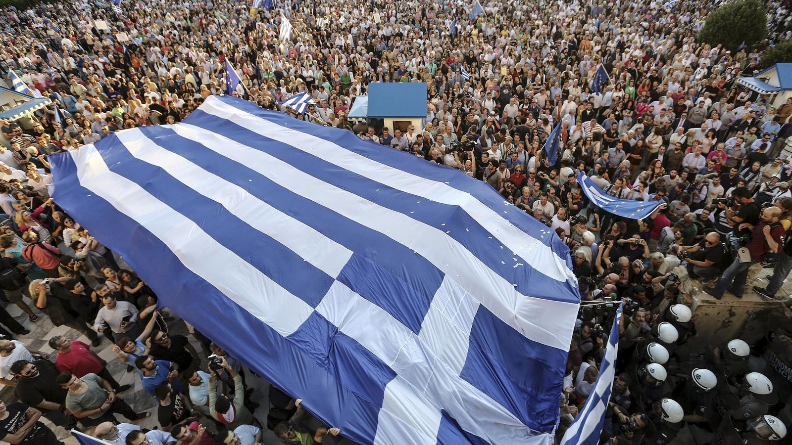 Foto: Portestas en Atenas con una bandera griega. (Reuters)