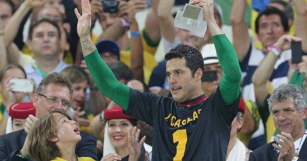 Foto: Julio Cesar, recogiendo el premio a mejor portero de la Copa Confederaciones 2013 con la camiseta de Casillas. (Imago)