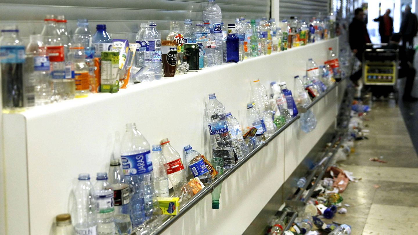Envases abandonados en el aeropuerto de Barajas. (EFE/J. J. Guillén)