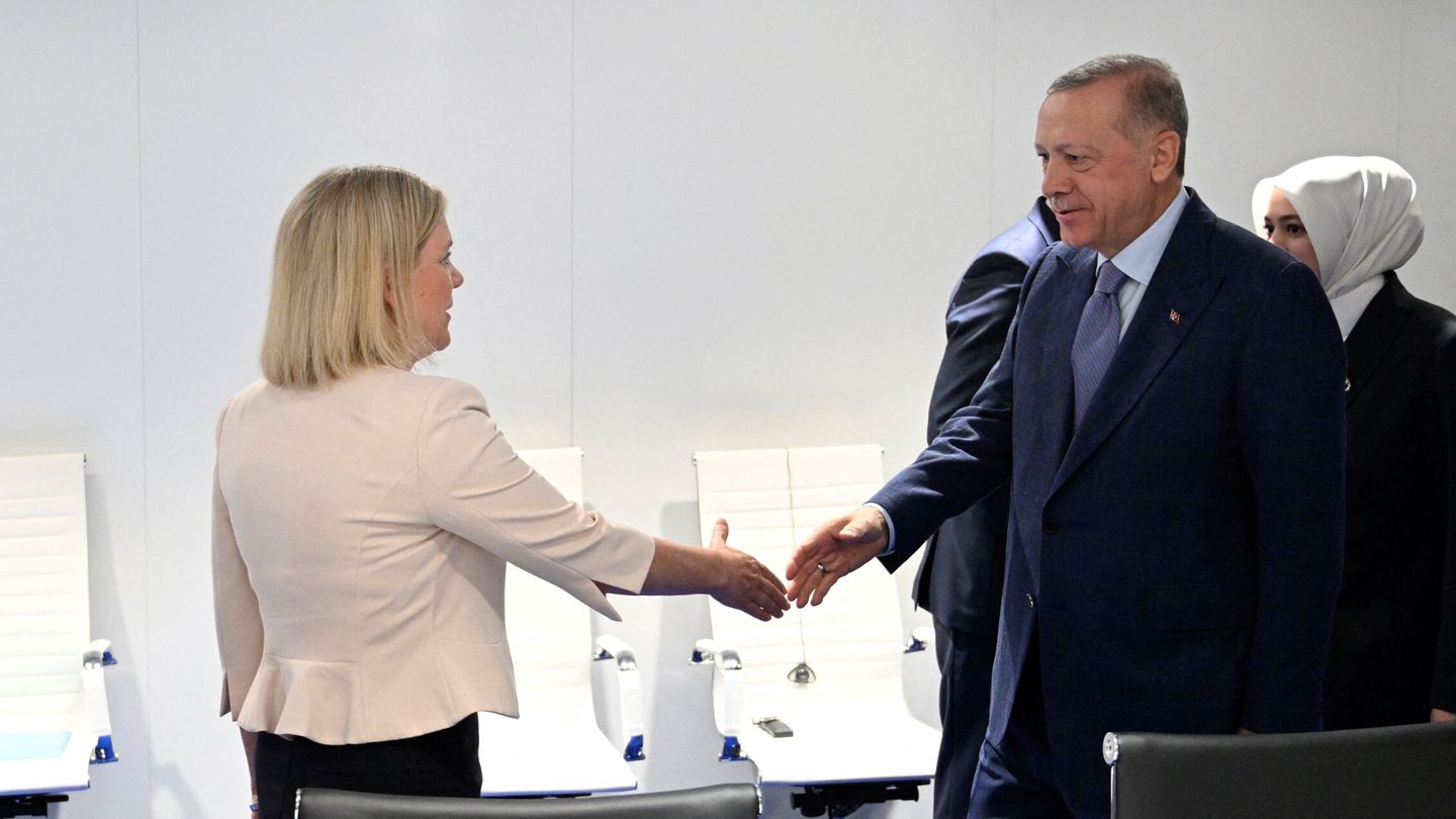 El presidente turco Recep Tayyip Erdogan saluda a la primera ministra sueca Magdalena Andersson. (Reuters/Henrik Montgomery/Agencia de Noticias TT)