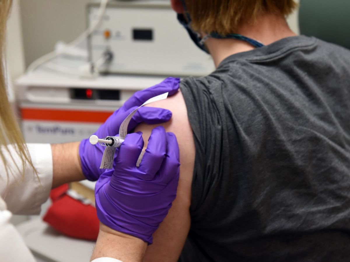Foto: Prueba de una dosis de vacuna contra el coronavirus en EEUU. (EFE)