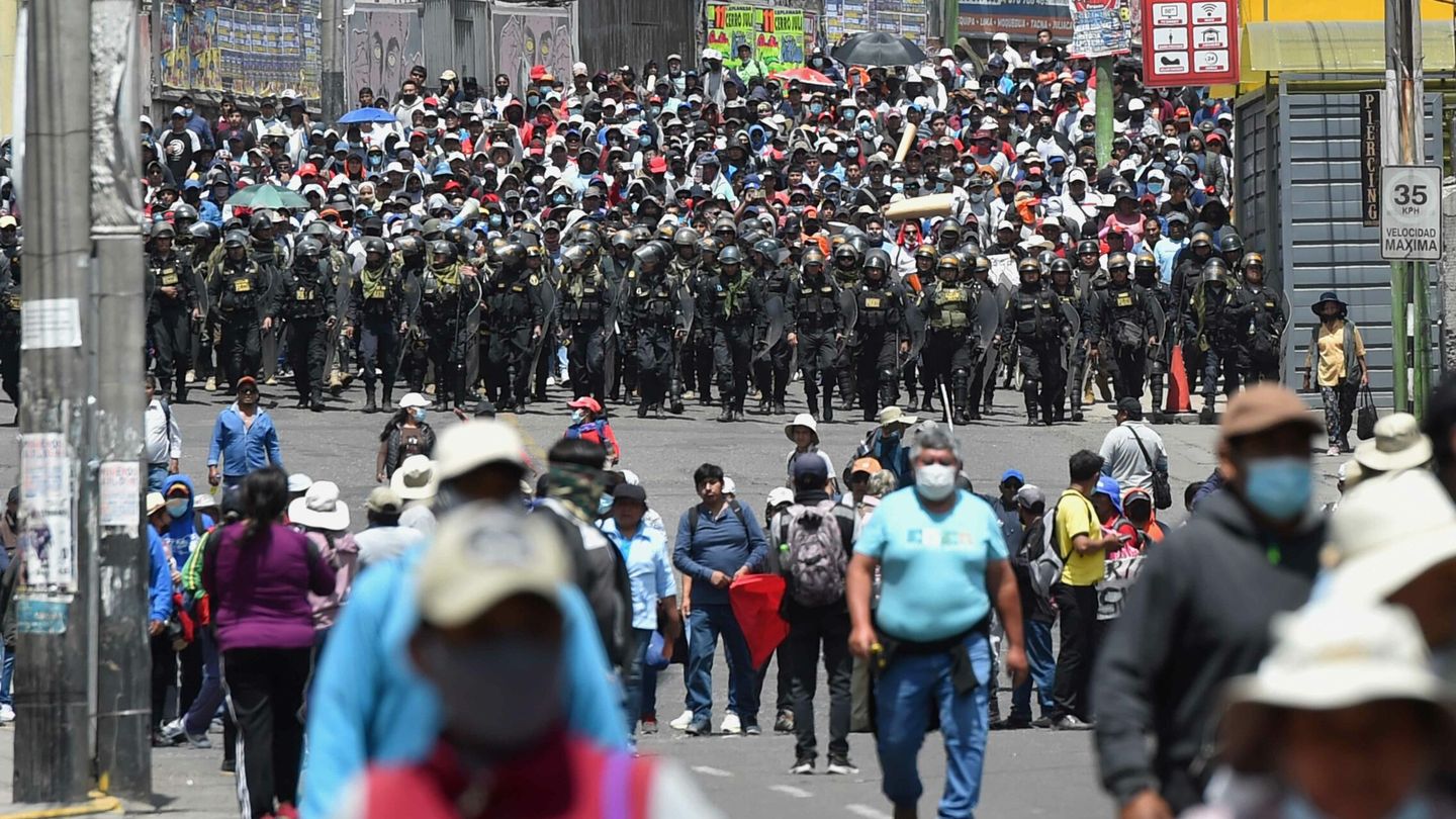 Policías vigilan una manifestación en Arequipa (Perú), este miércoles. (EFE/José Sotomayor)