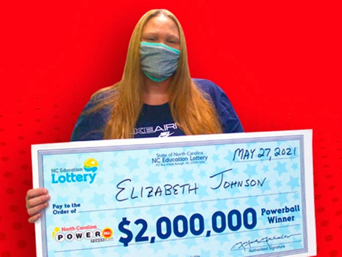 Foto: Elizabeth Johnson, con su cheque gigante de ganadora de la lotería (NC Lottery)