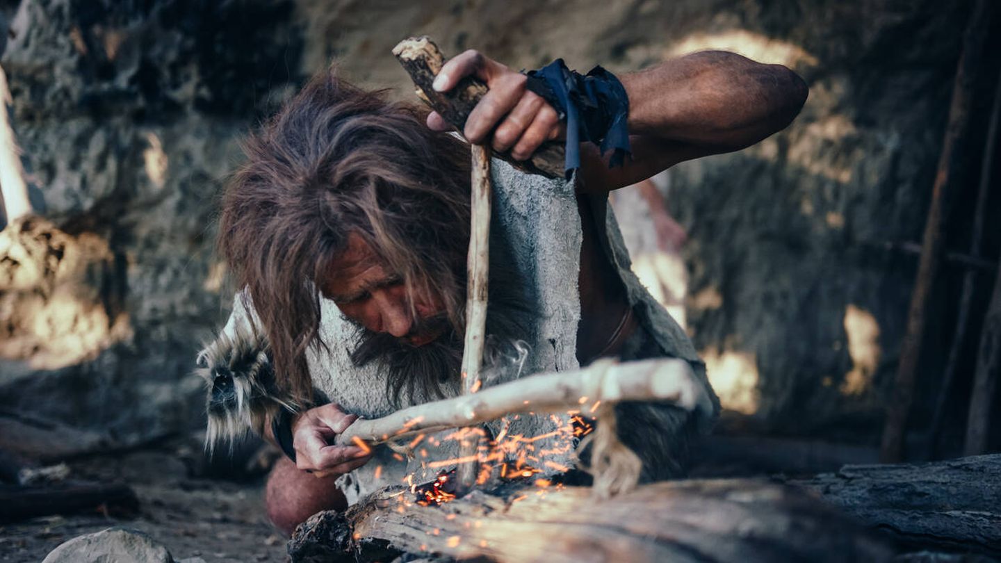Un neandertal preparando fuego para cocinar. (iStock)