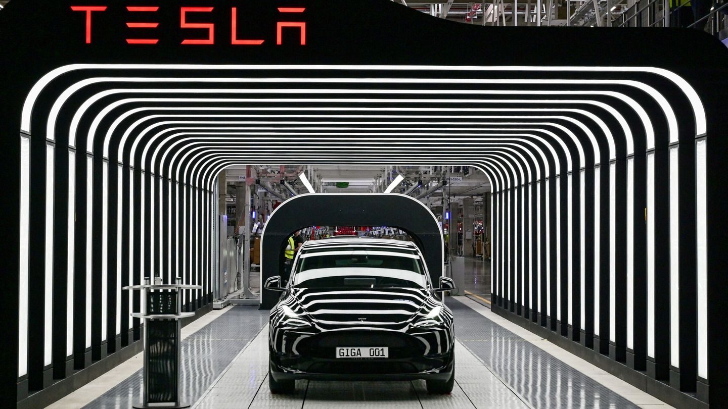 Los Model Y de Tesla saliendo de la Gigafactory de Alemania. (REUTERS) 