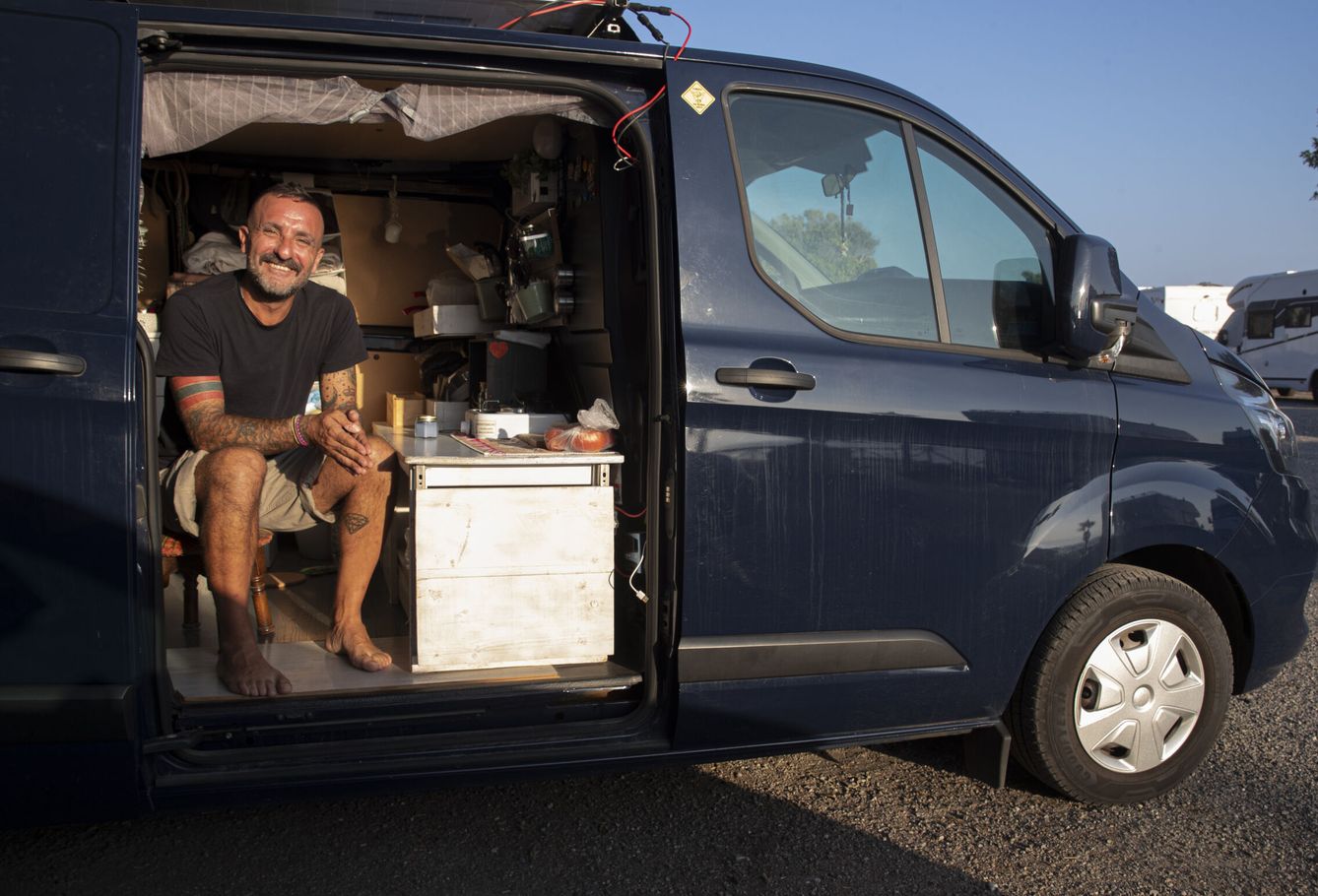 Giorgio es un italiano de 46 años y vive en una furgoneta camperizada que se compró en su país ante de venir a España. (EF/Jorge Zapata)