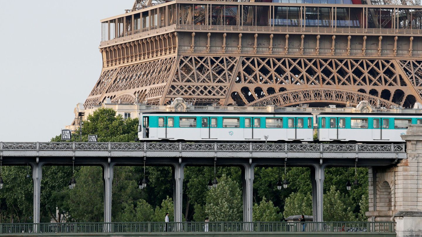 Un metro pasando por un paso elevado junto a la Torre Eiffel en París. (Reuters)