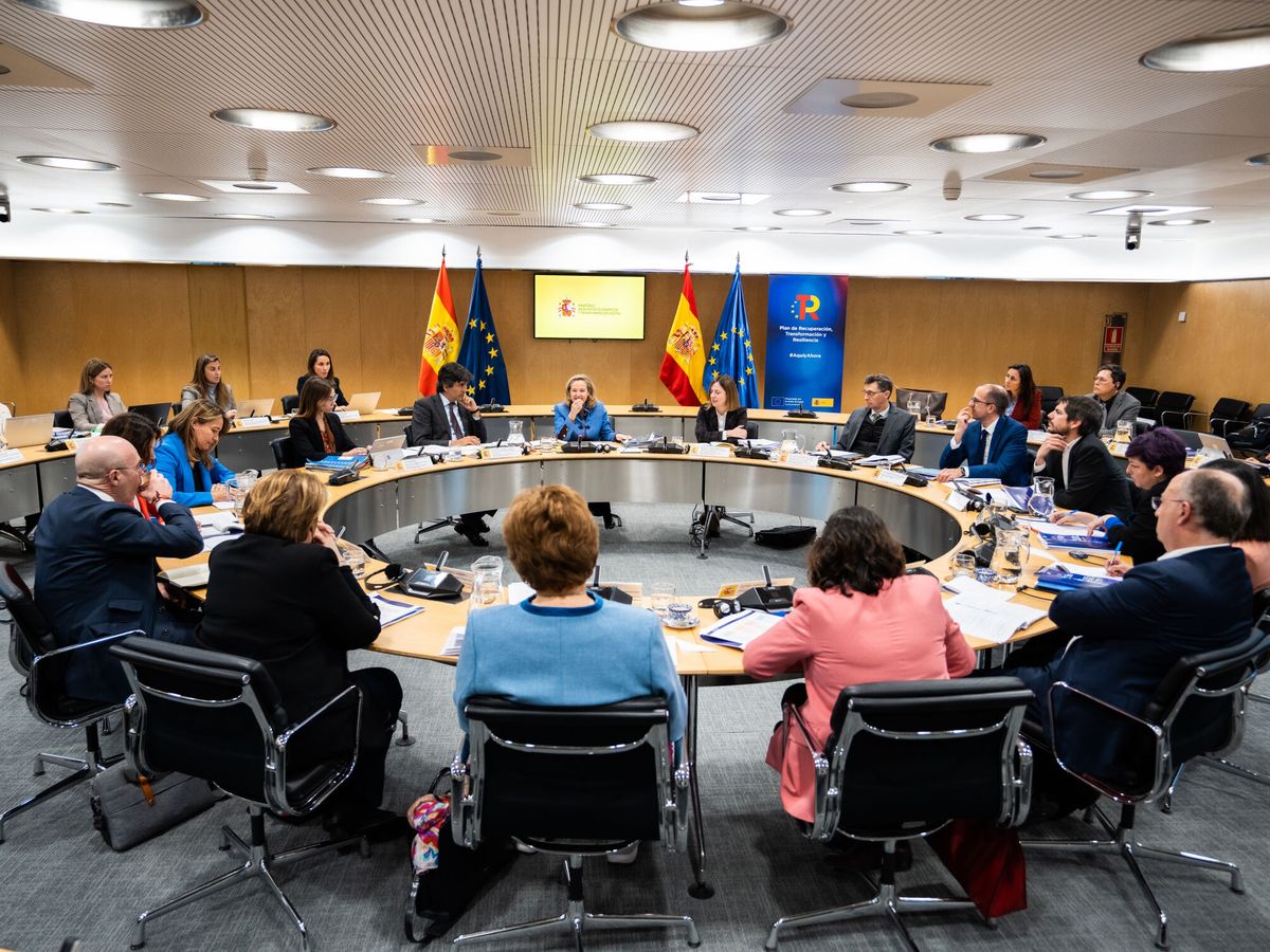 Foto: La vicepresidenta primera y ministra de Asuntos Económicos, Nadia Calviño, ante un grupo de miembros de la Comisión de Control Presupuestario del Parlamento Europeo. (EFE/Ministerio de Economía) 