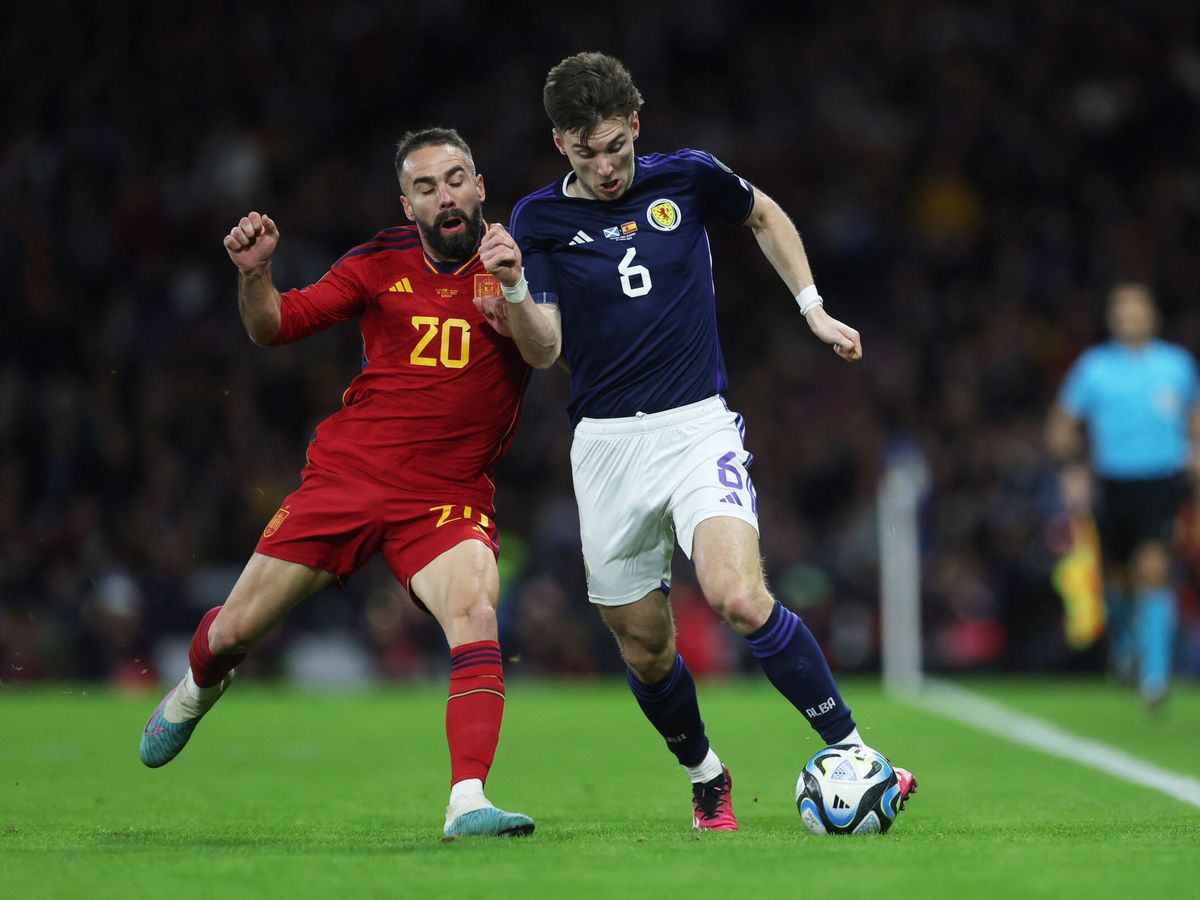 Foto: Carvajal en la acción del segundo gol de Escocia. (Reuters/Lee Smith)