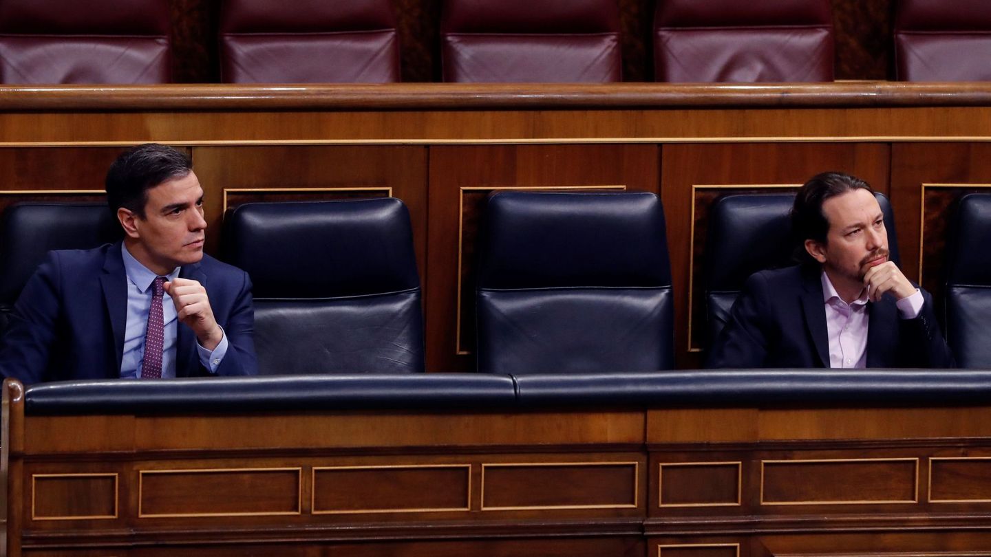 Pedro Sánchez y el vicepresidente segundo del Gobierno, Pablo Iglesias, este 22 de abril en el Congreso. (EFE)