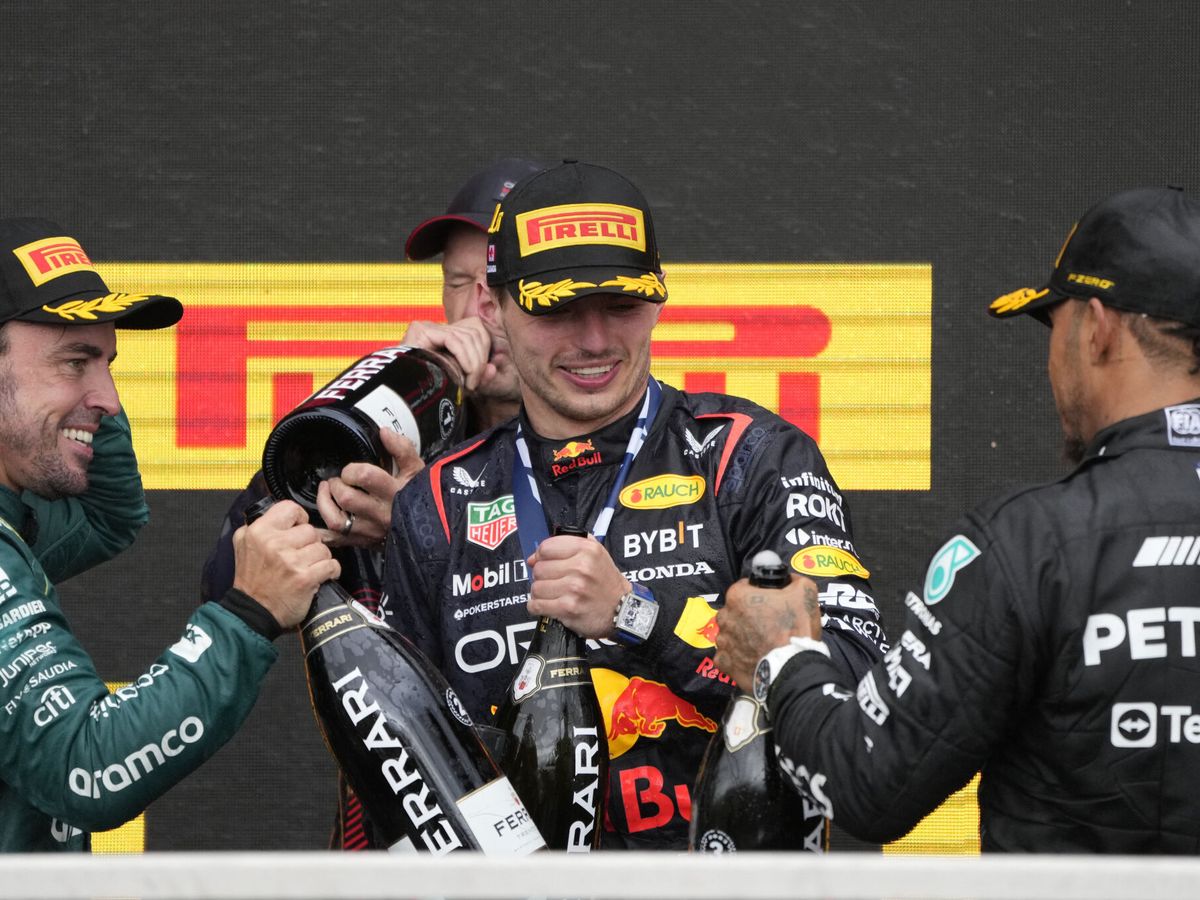 Foto: Fernando Alonso, junto a Verstappen y Hamilton en el podio del GP de Canadá. (REUTERS/Mathieu Belanger).