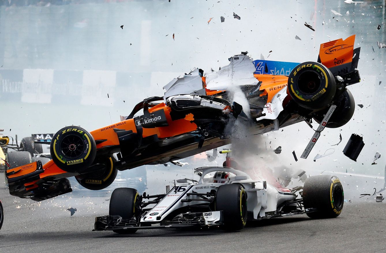 Accidente de Alonso con Charles Leclerc en el GP de Bélgica 2018. (Reuters)