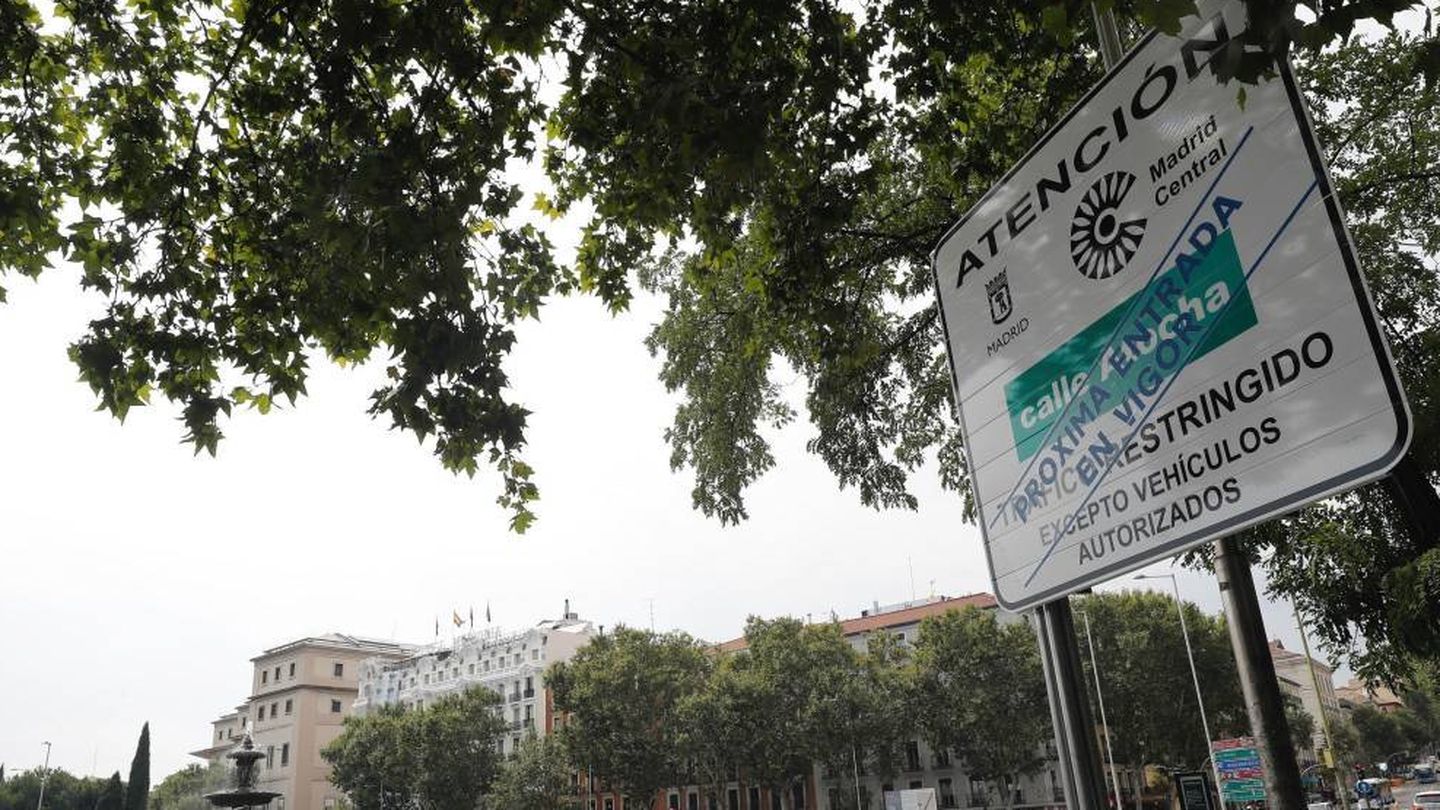 Cartel con el logo de Madrid Central que anuncia la entrada a la APR. (EFE)