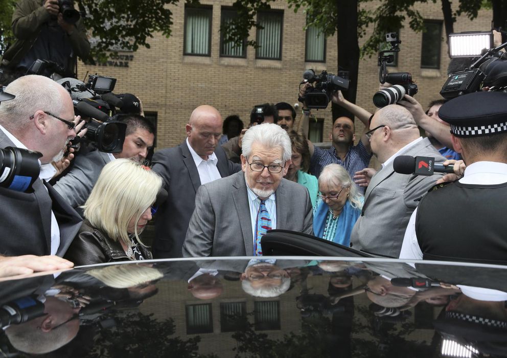 Foto: El presentador Rolf Harris (c) a la salida del juzgado de Southwark Crown, en Londres, el lunes 30 de junio. (Reuters)
