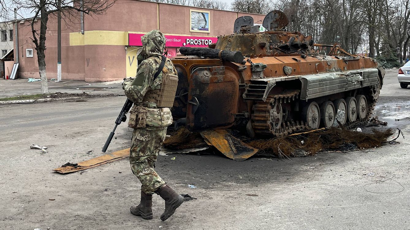 Un soldado pasa delante de un tanque en Borodyanka. (Alicia Alamillos)