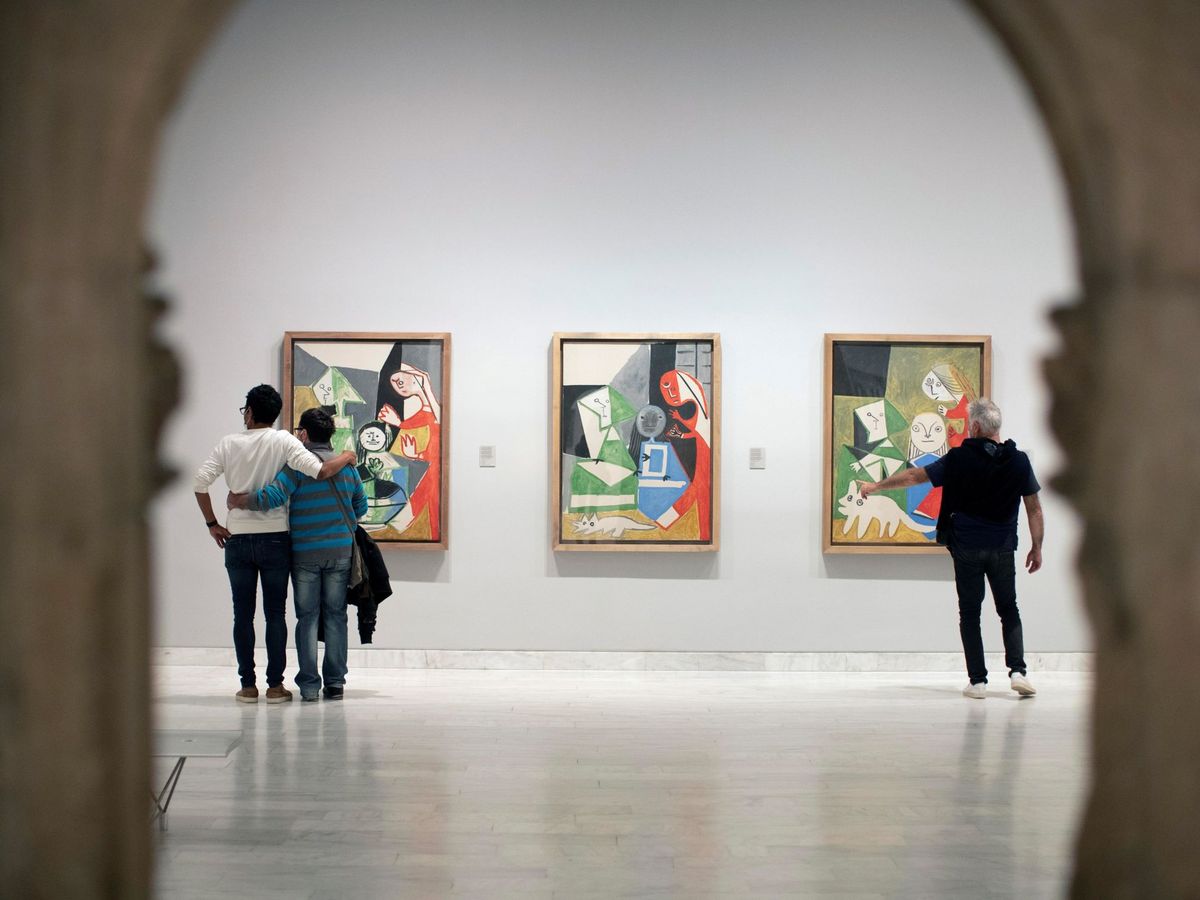 Foto: Visitantes observan cuadros en una sala del Museo Picasso de Barcelona (EFE)