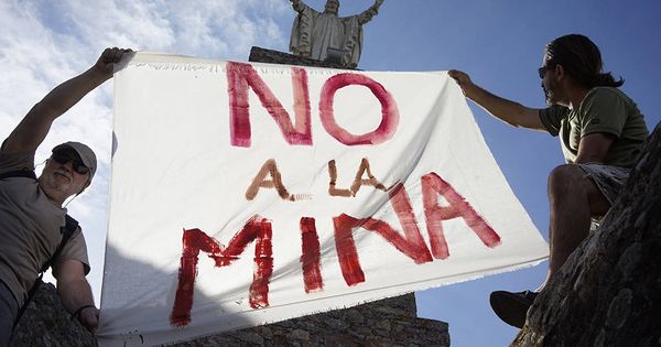 Foto: Concentración en contra del proyecto de la mina de litio. (Plataforma Salvemos la Montaña de Cáceres)