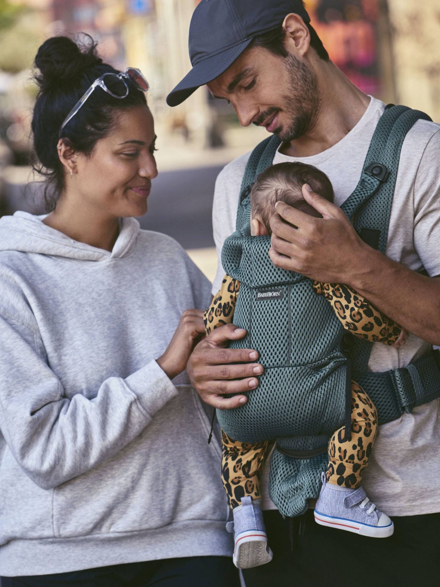 El porteo es un método seguro para llevar al bebé, si se hace bien. (Cortesía/Babybjorn)
