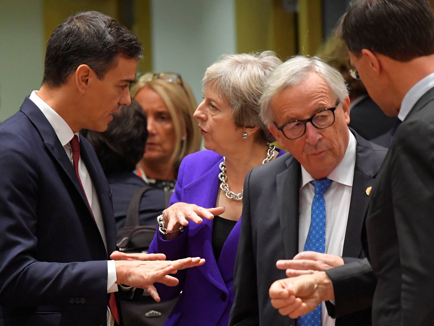 Pedro Sánchez habla con la primera ministra Theresa May durante una cumbre de líderes europeos en Bruselas. (Reuters)