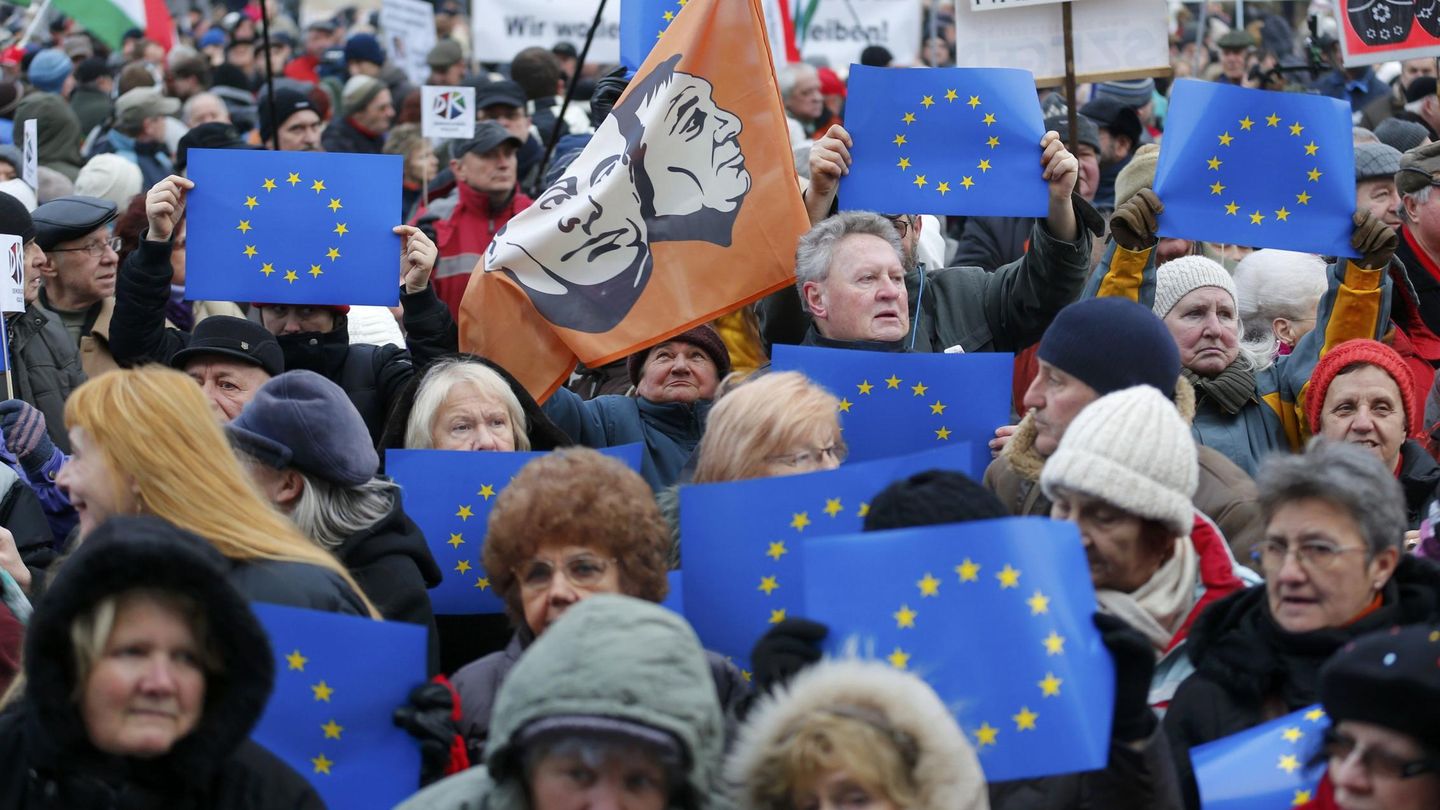 Protestas a favor de la UE y contra Orbán frente al Parlamento, en Budapest, en febrero de 2015. (Reuters) 