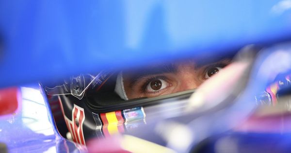 Foto: Sainz, dentro del box en el Gran Premio de Rusia. (EFE)