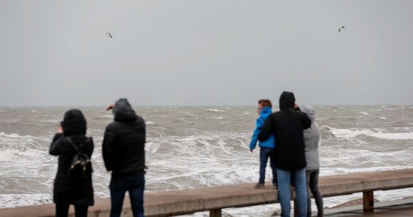 Foto: Las lluvias, el viento y los fenómenos costeros mantienen este sábado en alerta de nivel naranja, de nivel importante, a diferentes zonas de Comunidad Valenciana. (EFE)