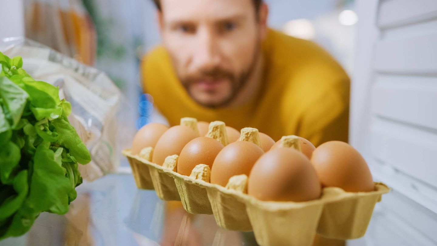 Nada más llegar a casa, los huevos deberían guardarse en la nevera. (iStock)