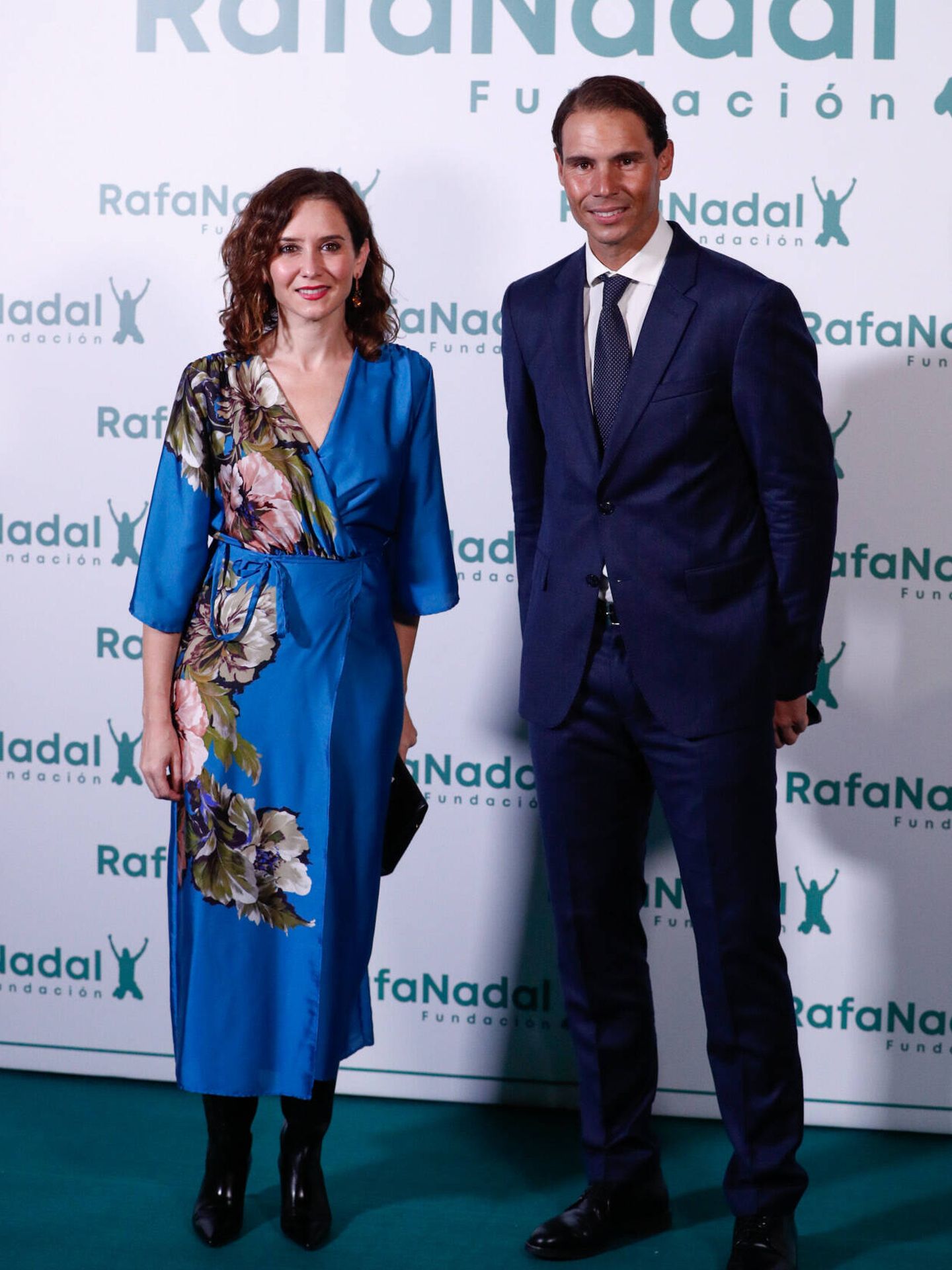 Isabel Díaz Ayuso y Rafa Nadal posan ante la prensa. (Gtres)