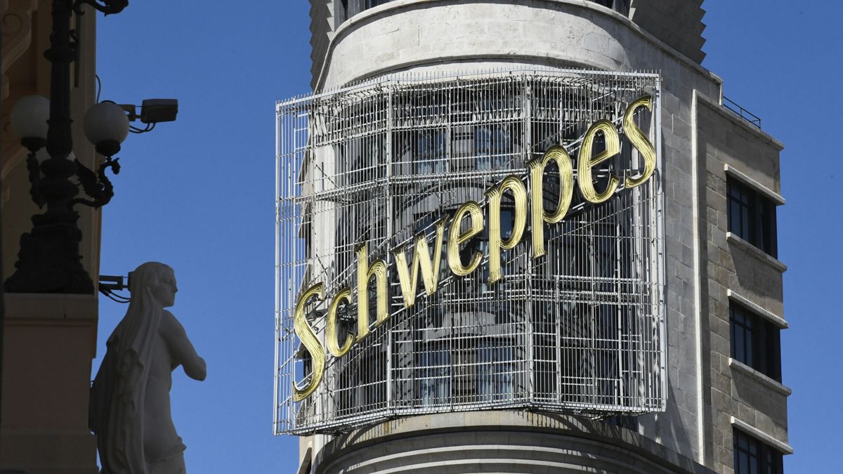 El neón de Schweppes cumple medio siglo como icono de Madrid