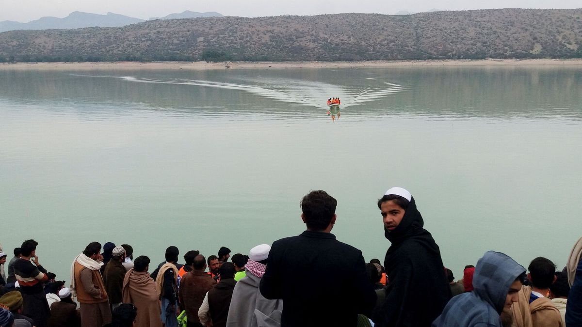El naufragio de un barco en un lago de Pakistán deja 51 muertos, en su mayoría niños