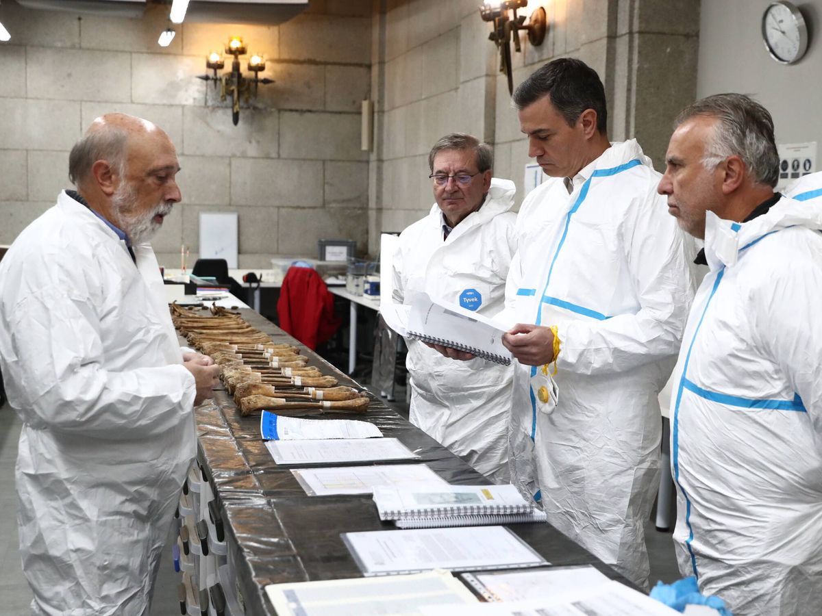 Foto: Sánchez visita el laboratorio forense Cuelgamuros. (Pool Moncloa/Fernando Calvo)