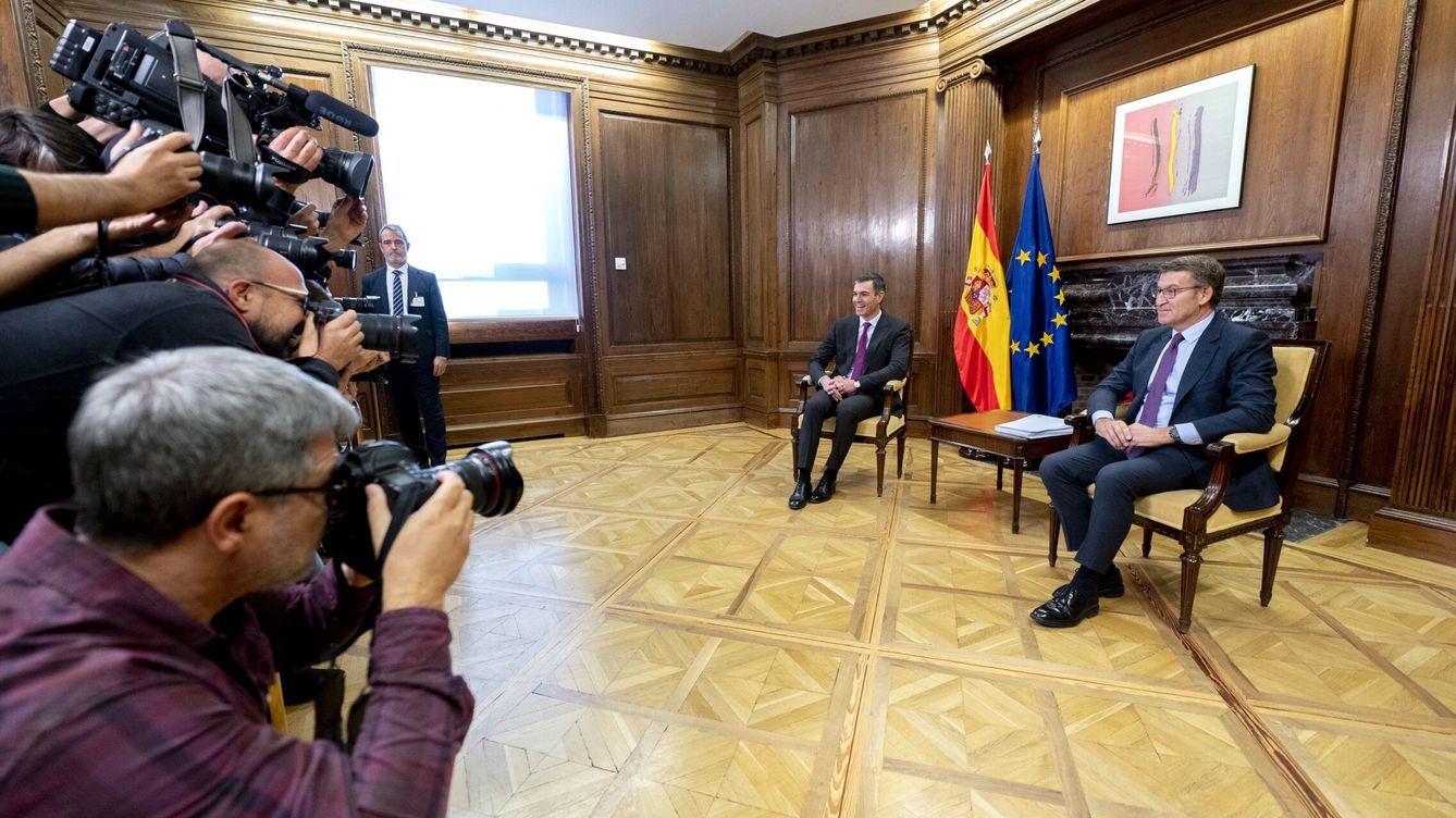 Foto: El presidente del Gobierno, Pedro Sánchez, y el líder del PP, Alberto Núñez Feijóo, antes de su reunión. (Europa Press/Alberto Ortega)