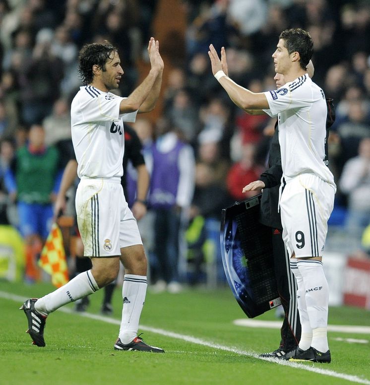 Foto: Raúl siendo sustituido por Cristiano Ronaldo en la temporada 2009/2010.