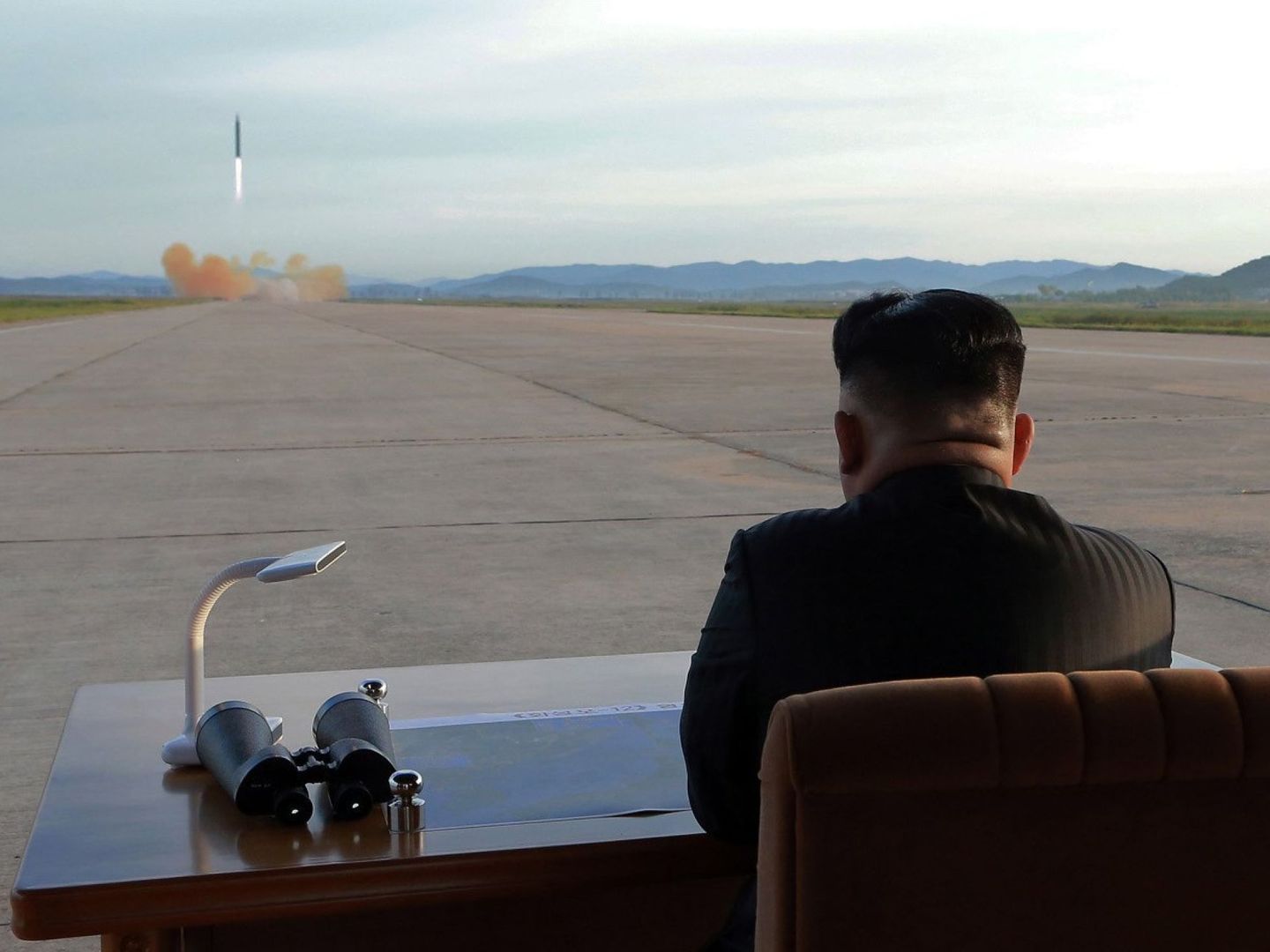 El líder Kim Jong-Un observa el último lanzamiento de misiles de Corea del Norte. (Reuters)
