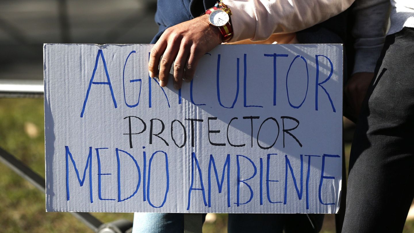 Cartel de apoyo al mundo rural en una reciente manifestación en Madrid. (EFE)