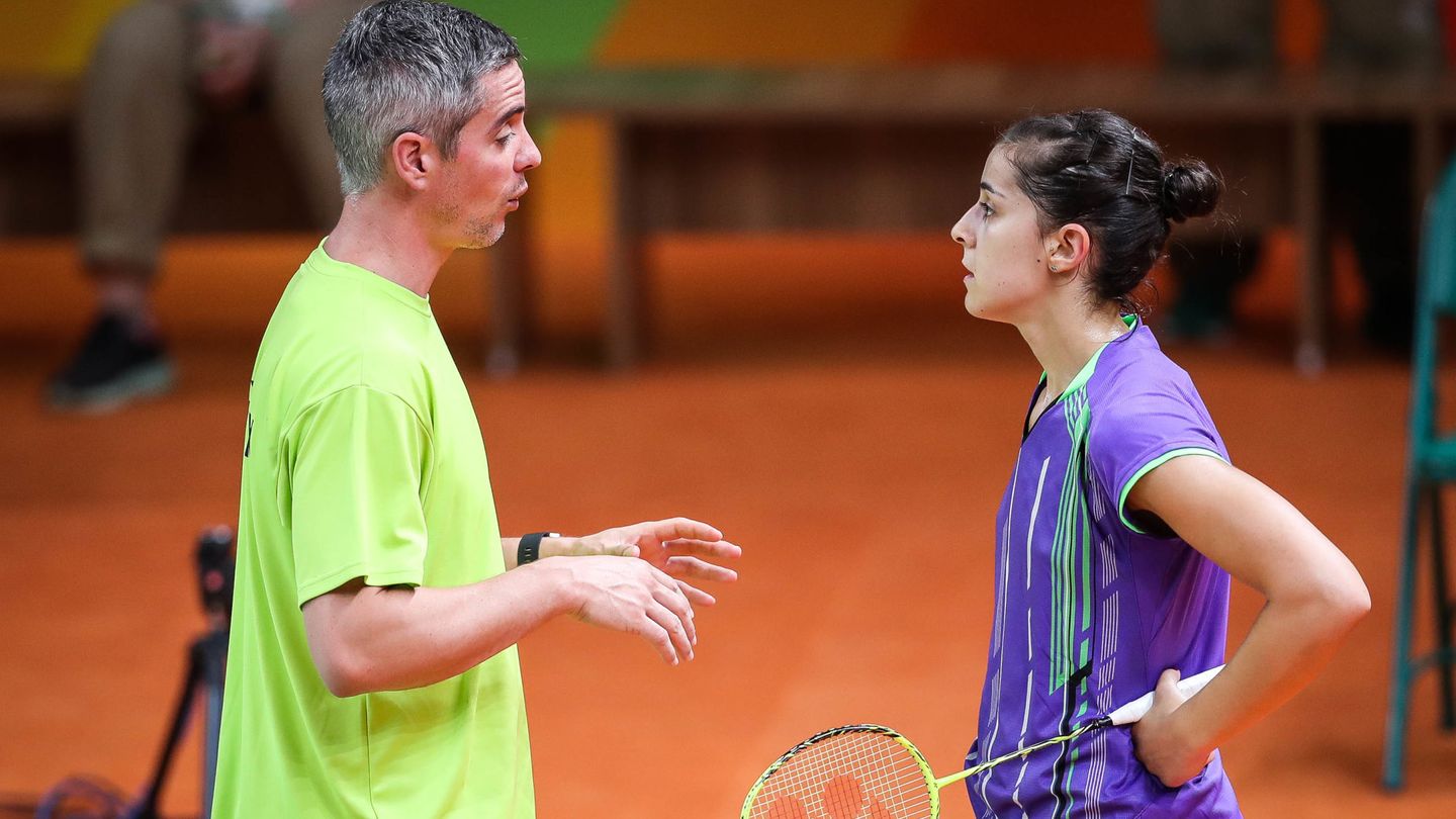 Carolina Marín recibiendo instrucciones de Fernando Rivas, su entrenador. (Fernando Bizerra/EFE)