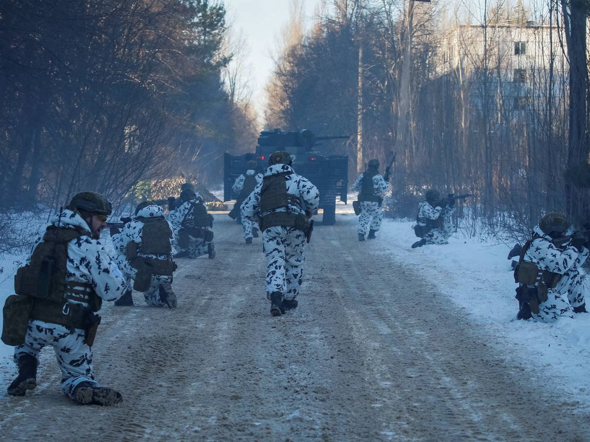 Foto: Soldados ucranianos, en unos ejercicios militares en Prípiat, cerca de Chernóbil (Reuters/Garanich)