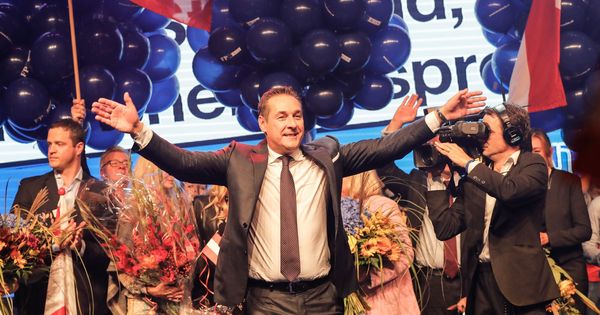 Foto: El líder del ultraderechista FPÖ, Heinz-Christian Strache, celebra los resultados de las elecciones en Viena, Austria. (EFE)