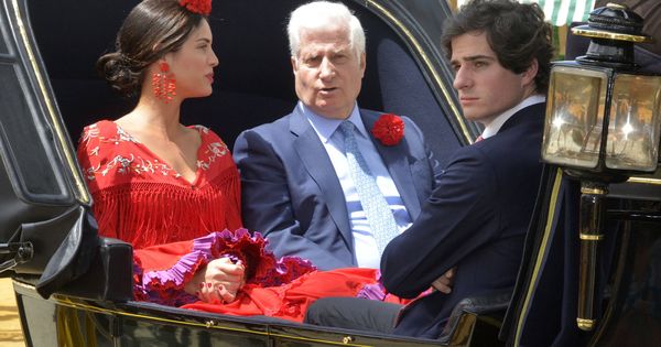 Foto: El duque de Alba junto a Fernando Fitz-James y Sofía Palazuelo. (Getty)