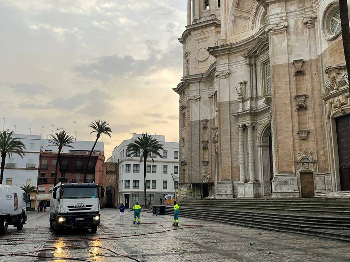 Foto: El servicio de limpieza adecenta las calles de Cádiz tras el primer sábado de Carnaval. (Ayuntamiento de Cádiz)