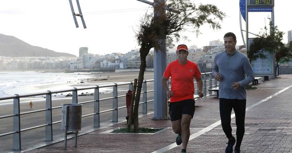 Foto: Pedro Sánchez, corriendo junto a un compañero de partido, este 28 de marzo en Las Palmas de Gran Canaria, donde ayer tuvo un acto. (EFE)