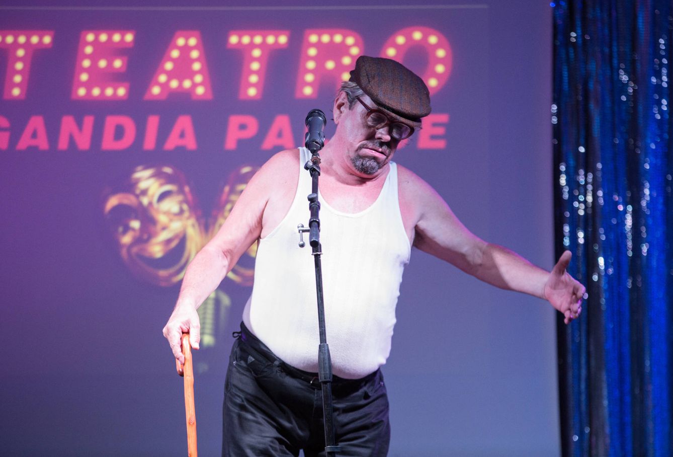 Juan Muñoz imita a un anciano durante su espectáculo.