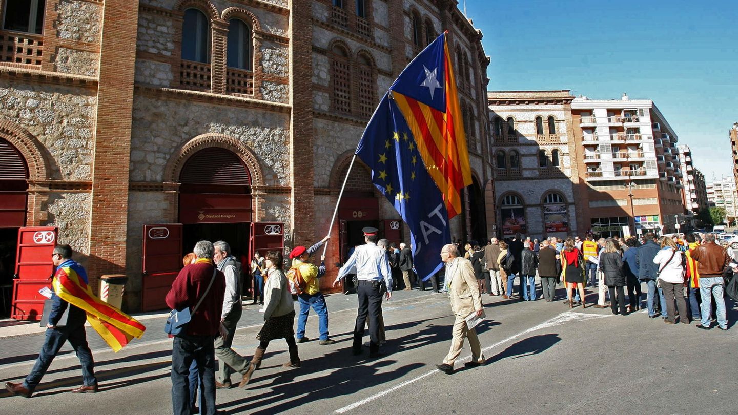 Un grupo de independentistas catalanes. (EFE)