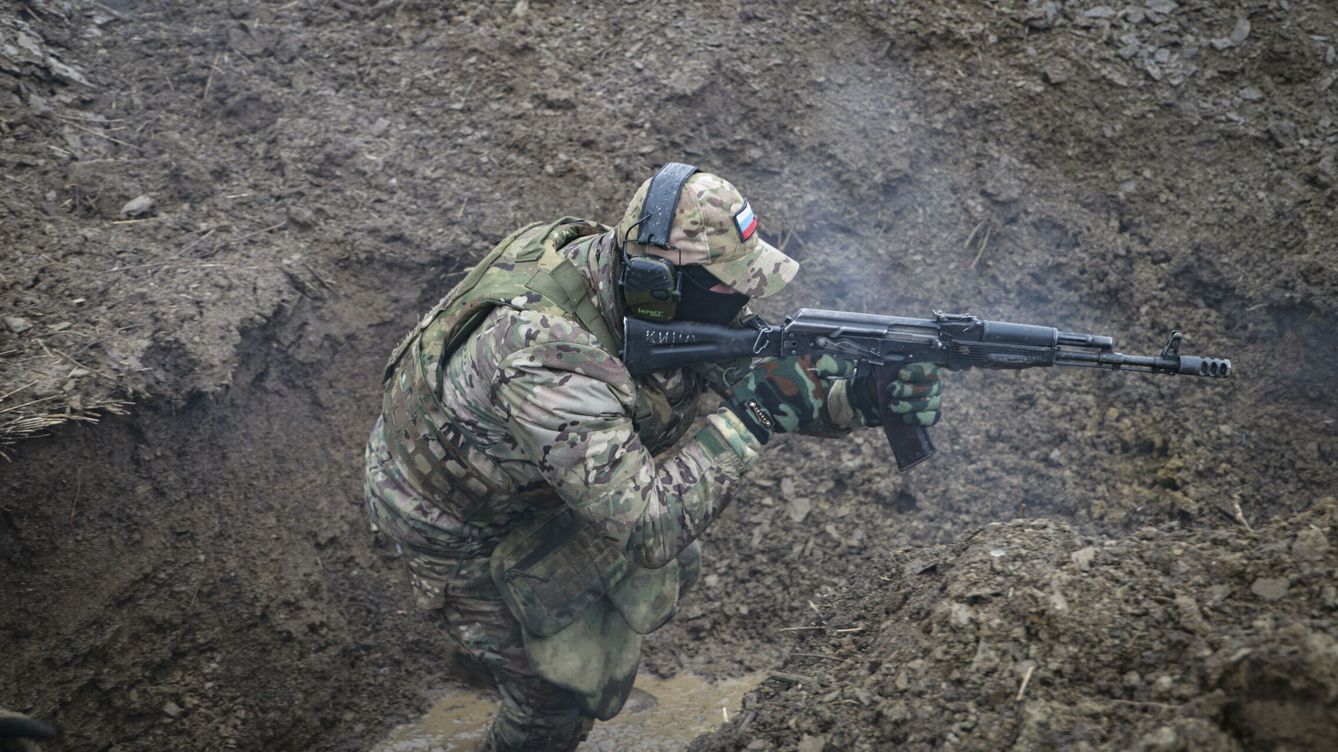 Foto: Un militar ruso apunta con su arma. (EFE/EPA/Alessandro Guerra) 