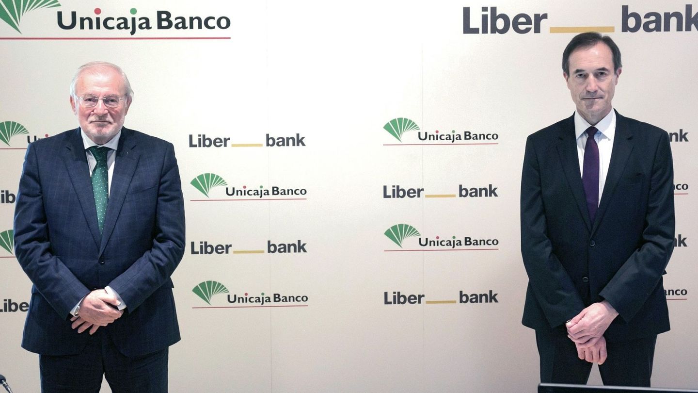 El presidente de Unicaja Banco, Manuel Azuaga (i), y el CEO de Liberbank, Manuel Menéndez (d).