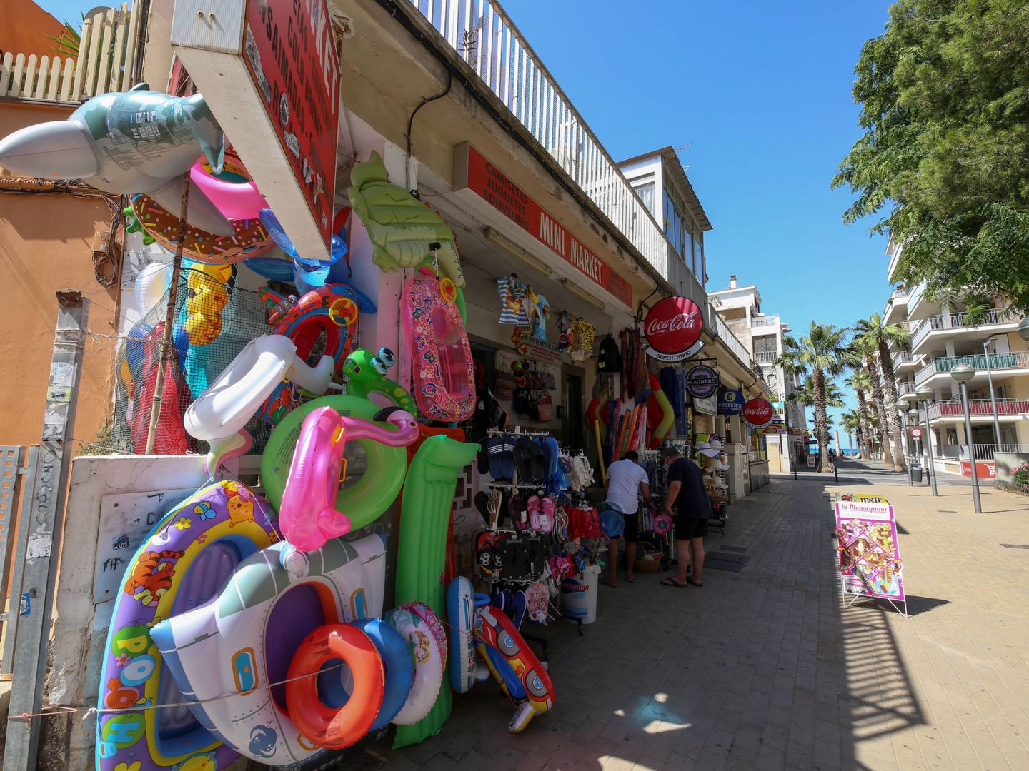 Los 'souvenirs' son de los pocos negocios abiertos en el Arenal. (D.B.)