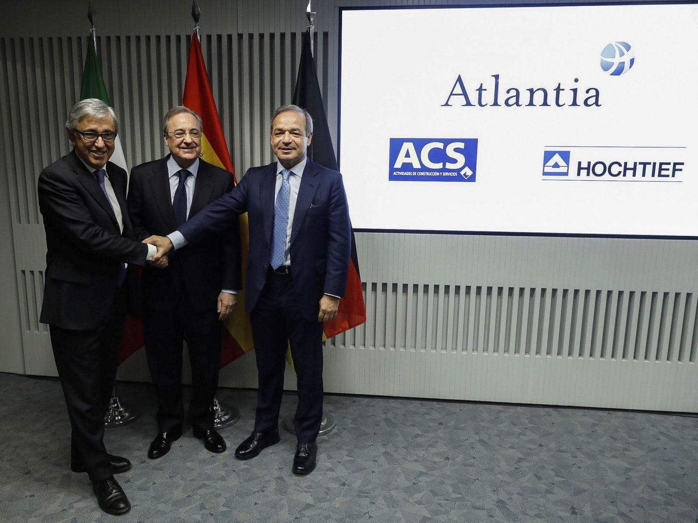El presidente de ACS, Florentino Pérez (c); el consejero delegado de Atlantia, Giovanni Castelluci (i), y el presidente de Hochtief, Marcelino Fernández Verdes (d), en la presentación del acuerdo sobre Abertis.