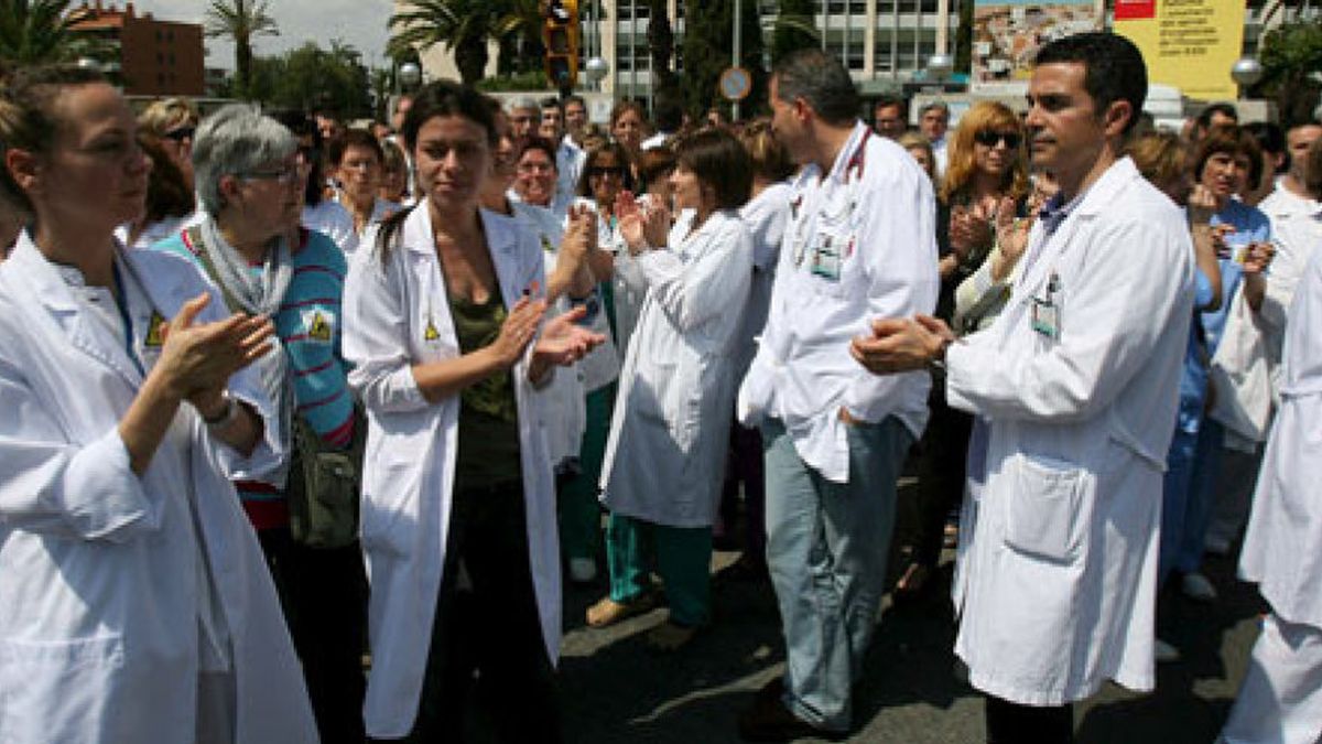 Los hospitales catalanes ofrecen a sus trabajadores bajarse el sueldo o ir a la calle