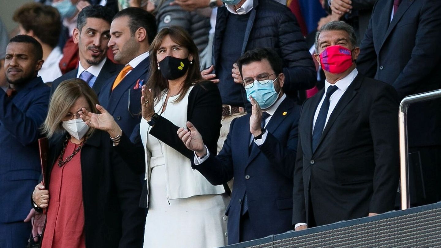 Pere Aragonés y Laura Borràs visitan el Camp Nou durante El Clásico. (EFE/Enric Fontcuberta)